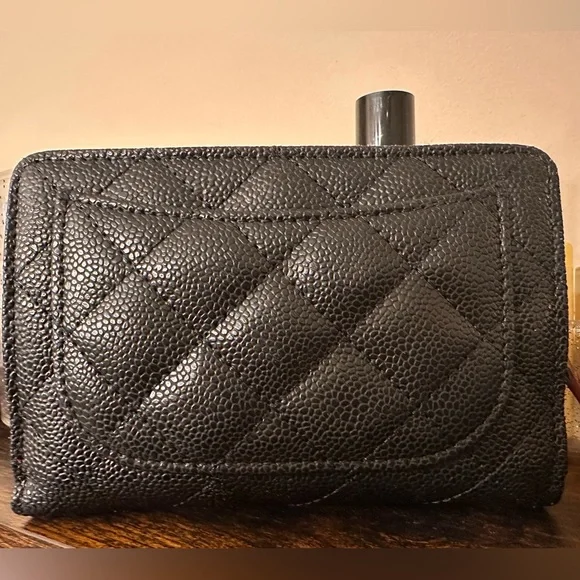 Elegant Black Quilted Women's Clutch Wallet - Picture 2 of 6